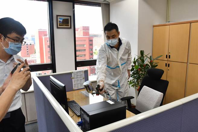 内政部大楼办公空间、公共区域及公务车辆喷涂奈米抗菌薄膜，以形成保护膜抑制病毒附着。(戴志扬翻摄)