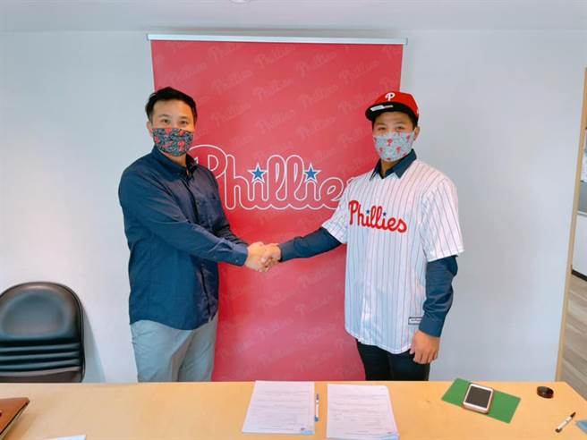 李灏宇（右）与费城人签下小联盟合约。（费城人球团提供）