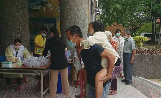 孝子背母打疫苗，令人感動。（台中榮總嘉義暨灣橋分院提供）
