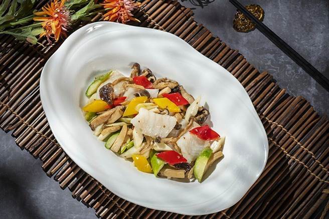 ▲XO酱野菌白芦笋炒海班球。　图：香格里拉台北远东国际大饭店╱提供