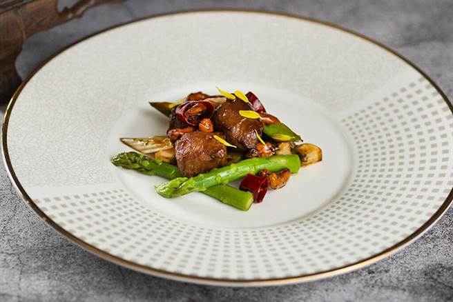 ▲香辣芦笋美国牛柳粒。　图：香格里拉台北远东国际大饭店╱提供