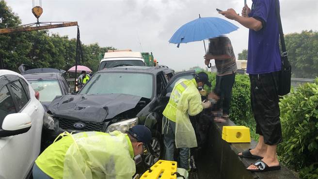 國道一號260.1公里處一小貨車追撞前方4部小客車早成3人輕傷。（翻攝照片／張亦惠嘉縣傳真）