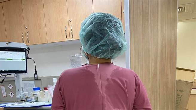 一名和平医院护理师痛诉，因未帮病患刷病房的马桶遭投诉，她感嘆不少人说要挺医护只是嘴上说说。（图／翻摄自靠北登山大小事）