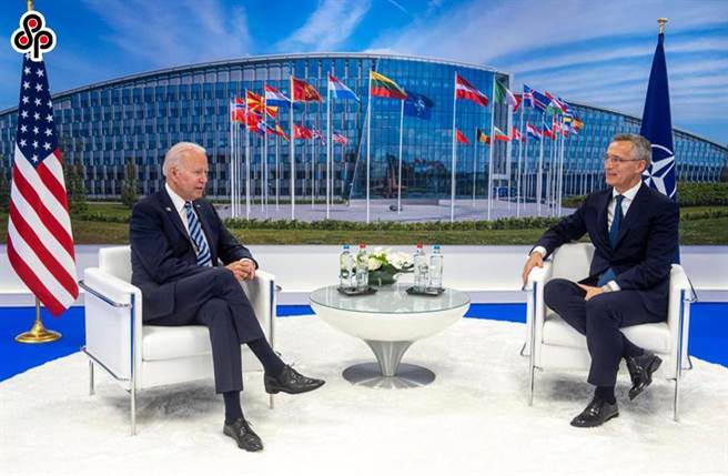 欧美峰会声明提及涉华问题，中驻欧使馆表示中国的根本利益不容干涉。图为6月14日美国总统拜登(左)在布鲁塞尔与北约秘书长史托腾柏格（右）会谈。(NATO）