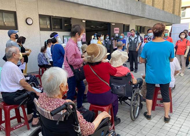 國民黨立委萬美玲刊出，15日桃園市88歲以上長者施打疫苗現場照片。（圖／取自萬美玲臉書）