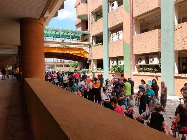 國民黨立委萬美玲刊出，15日桃園市88歲以上長者施打疫苗現場照片。（圖／取自萬美玲臉書）