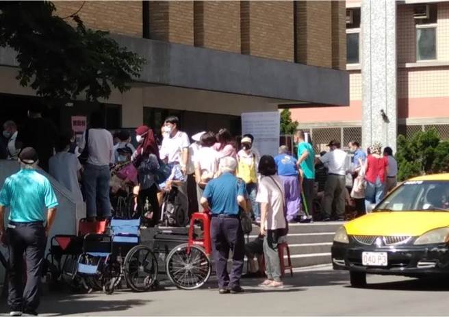 國民黨立委萬美玲刊出，15日桃園市88歲以上長者施打疫苗現場照片。（圖／取自萬美玲臉書）