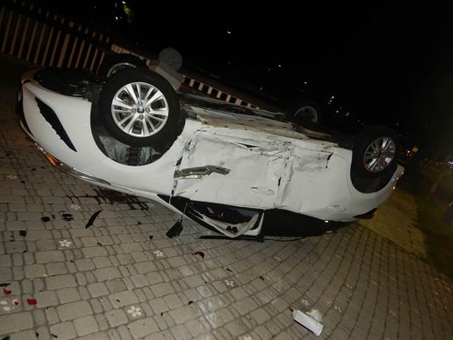 台中市西屯区黎明路与凯旋路口16日发生车祸，闯红灯的YARIS被撞翻在人行道上，现场一片狼藉。（民眾提供）