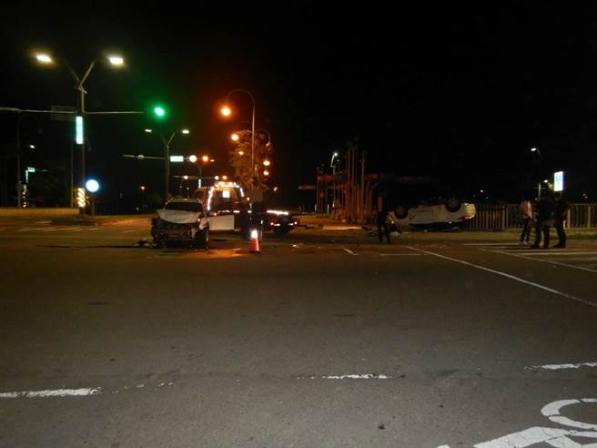 台中市西屯区黎明路与凯旋路口16日发生车祸，现场一片狼藉。（民眾提供）