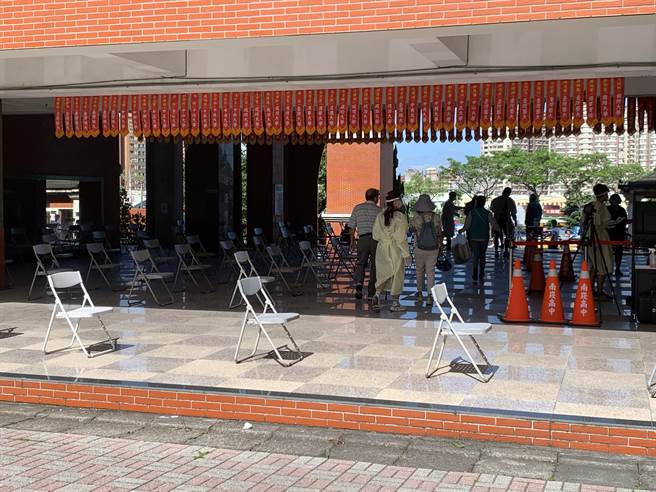 桃園市蘆竹區的接種站為南崁高中活動中心，16日當天上午已不見15日排隊人潮。（姜霏攝）