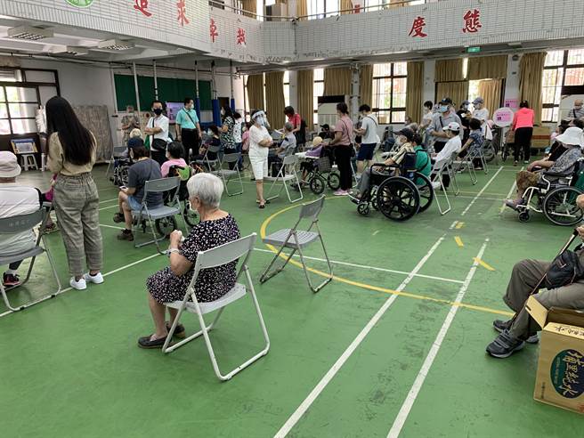 南崁高中活動中心空間不大，無法採宇美町接種法。（姜霏攝）