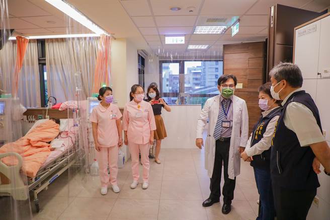 台中市长卢秀燕今日上午前往西屯区大业诊所逐层探视洗肾者接种疫苗状况。（台中市府提供／卢金足台中传真）