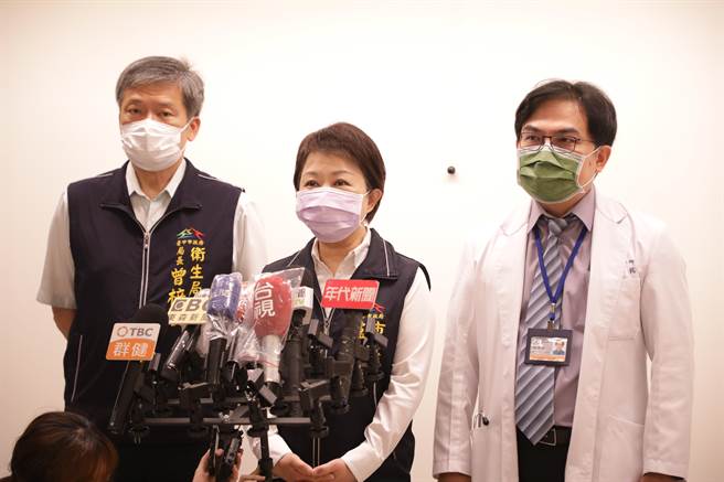 卫福部长陈时中昨日宣布，下批预计给台中的疫苗共有3万7200剂疫苗，台中市长卢秀燕表示，将下降施打年龄至80岁以上。（卢金足摄）