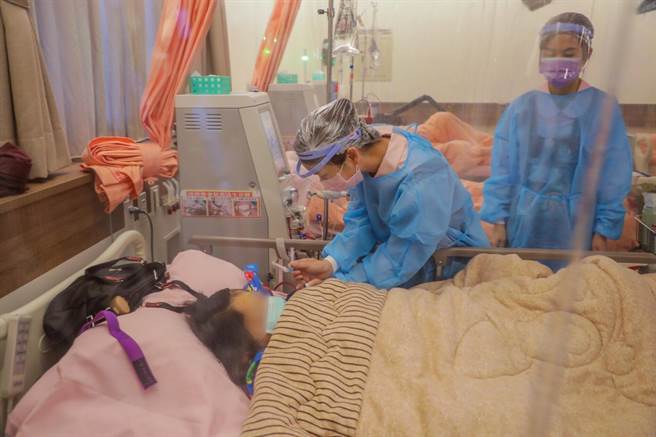 因应肾友洗肾时，方便施打疫苗，台中市卫生所分配疫苗至洗肾诊所由现场医护为患者进行施打。（台中市府提供／卢金足台中传真）