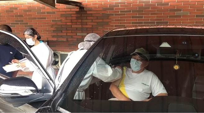 和美高中接種站特別啟動疫苗「得來速」服務，免下車，就可以接種疫苗。（吳敏菁攝）