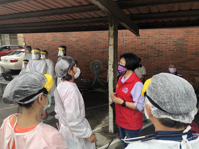 和美高中接種站特別啟動疫苗「得來速」服務，免下車，就可以接種疫苗。（吳敏菁攝）