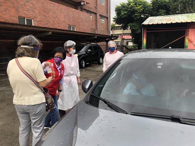 和美高中接種站特別啟動疫苗「得來速」服務，免下車，就可以接種疫苗。（吳敏菁攝）