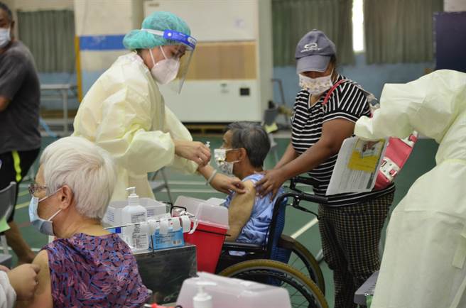 桃園市16日開放84歲以上長者施打疫苗，八德大忠國小、八德國中2處疫苗接種站排隊人潮都比昨天略少。（賴佑維攝）