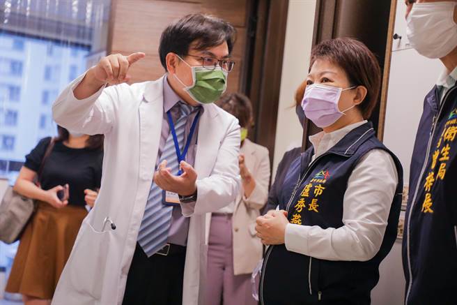 台中市疫情風險降為「中級」，28日後會不會  解封？市長盧秀燕16日表示，需待中央流行疫情指揮中心CDC指示。（盧金足攝）