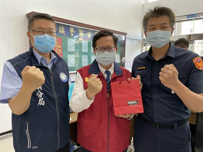 鄭文燦赴平鎮警分局慰勞防疫工作辛勞。(警方提供／呂筱蟬桃園傳真)