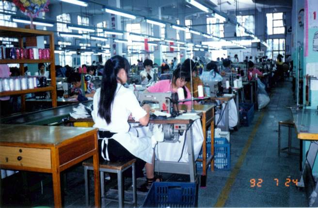 1992年，台商在大陆投资设厂。图为福建台资针织厂。(白德华摄)