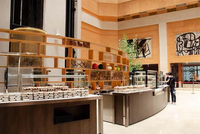 （擴大搶攻外賣餐飲商機，台北喜來登飯店變耳身「大販店」，將自助餐廳變身為大型外賣店。圖／台北喜來登飯店）