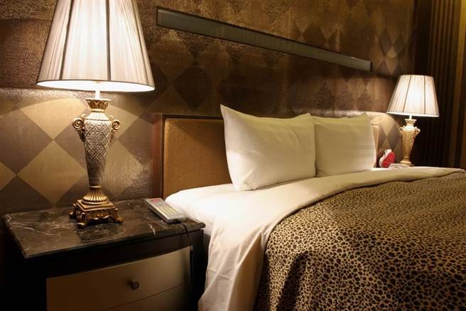 高雄洪姓男子怀疑陈姓妻子在外偷吃，前年7月在徵信社及父母的陪同下，到凤山区一间汽车旅馆抓奸，却反遭小王控告违法搜索等罪，全案侦结后，洪男等4人获不起诉处分。(达志影像／示意图)