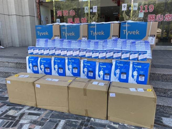 花蓮縣內15間善心企業集資採買防護衣、醫療口罩及防護面罩等，贈送給花蓮縣消防局。（羅亦晽攝）