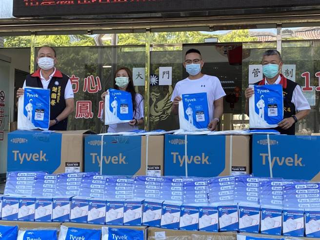 花蓮縣內15間善心企業集資採買防護衣、醫療口罩及防護面罩等，贈送給花蓮縣消防局。（羅亦晽攝）