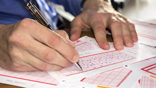 英國男子在23歲時因樂透致富，近日卻被拍到在工地工作時的畫面。圖片為示意圖非本人（圖／shutterstock）