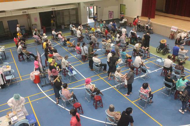 高齡接種次日，慈文國中接種站觀察區相當安靜，且無明顯人潮壅塞的狀況。（蕭靈璽攝）