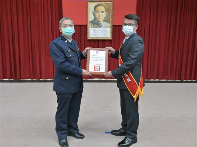 南投縣警察局由局長呂新財，頒發獲選內政部警政署110年全國模範警察。（南投縣警察局提供）
