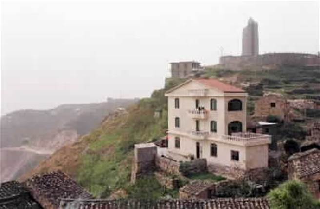 1997年，浙江省一渔民盖起的三层楼房。（新华社）
