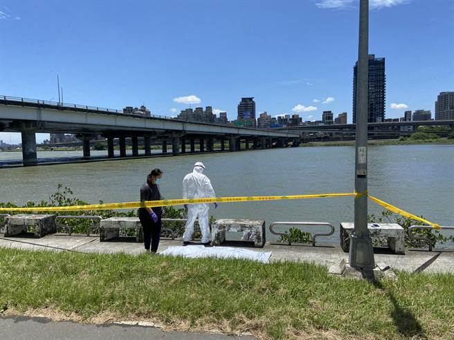 北市台北桥下北侧今天上午发现浮尸，经警消等人到场处理，初步排除外力介入并进行新冠肺炎採检。（图：本报资料照）