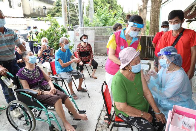 日本赠台AZ疫苗第二批配发各县市剂量预计明17日到位，嘉义县这次规划针对80岁以上老人家优先接种，採造册通知方式到指定接种站接种。（嘉义县政府提供∕吕妍庭嘉义传真）