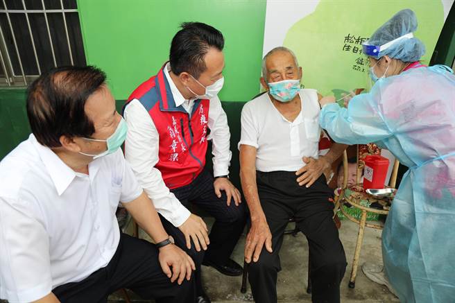 嘉义县首波85岁以上长者接种AZ疫苗，百岁人瑞採到府服务。（嘉义县政府提供∕吕妍庭嘉义传真）