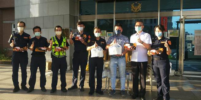 热心公益民眾纷纷自发性的捐赠防疫物资及餐点，以行动鼓励波丽士们。（民眾提供／卢金足台中传真）