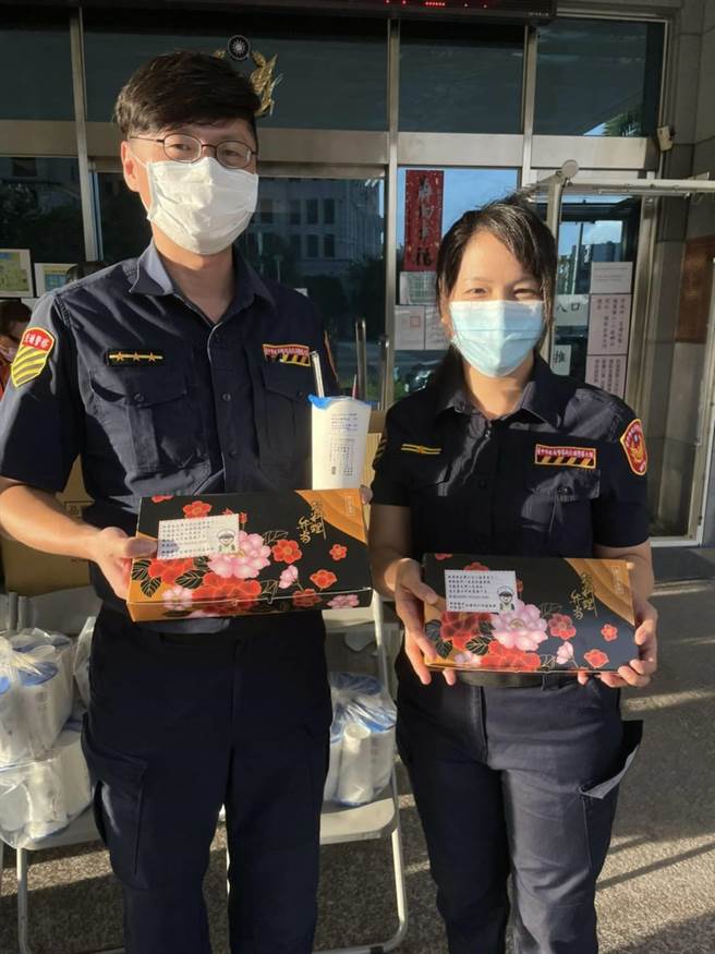 御馔臻品安和店老板林湙埕主动提供美味的防疫个人套餐，将热腾腾的餐点，送到台中市政府警察局第六分局员警手中。（民眾提供／卢金足台中传真）