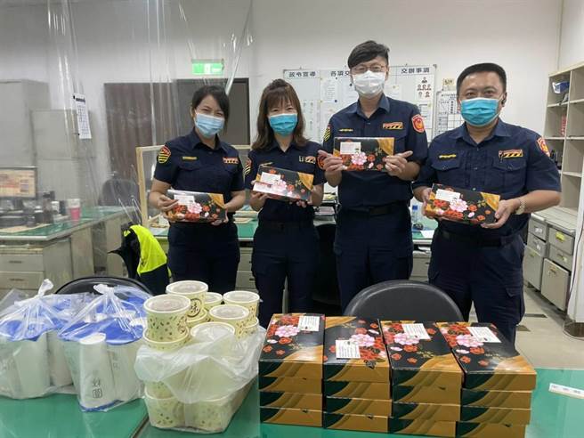 民间人士自发性地捐赠各式防疫物资及美味餐点，以行动喝采疫情期间坚守岗位，守护人民身体健康的波丽士大人。（民眾提供／卢金足台中传真）
