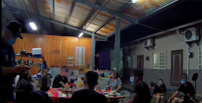 花莲6男4女共聚套房的公共区域烤肉、饮酒替友人庆生，花莲县卫生局立即铁腕祭出首张因户外群聚遭开罚的罚单。（吉安警分局提供／罗亦晽花莲传真）