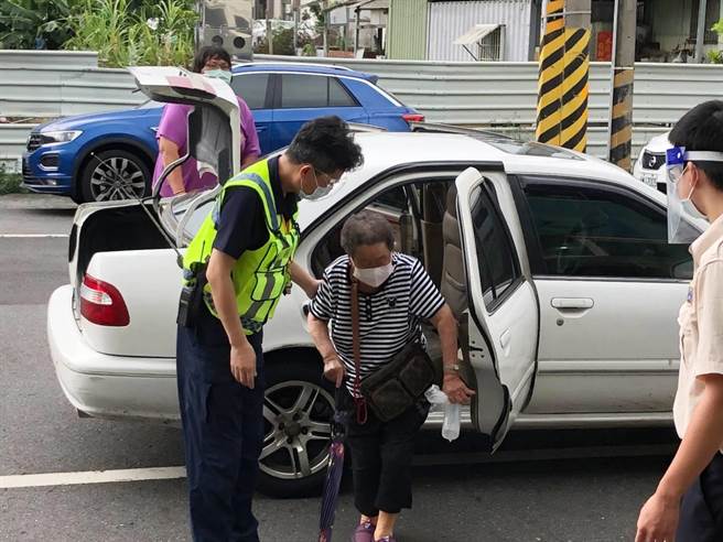 警方在現場協助長者上、下車及進場接種疫苗。（讀者提供／張毓翎台南傳真）