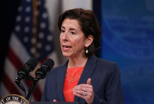 商務部長雷蒙多（Gina Raimondo）(圖／路透社)