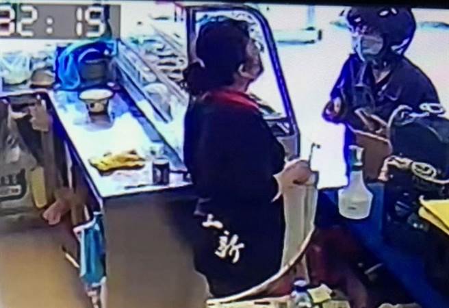 陈姓妇人（右）利用店家善心赊帐，店家依其在实联制单子所留电话打去竟是空号。（读者提供／刘秀芬台南传真）