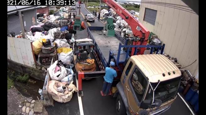 台中市大甲区资源回收厂占用文曲路及墓地堆置，检警会同环保局稽查大队查扣工厂机具。（民眾提供／王文吉台中传真）