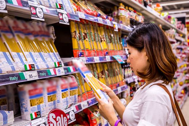 疫情期间，民眾採买物资回家后，会特别使用酒精擦拭外包装，降低染疫风险。（示意图／达志影像）