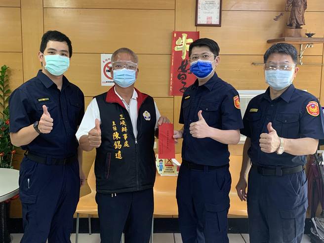 三峽警辦事處體恤員警辛勞，昨贈送三峽分局加菜金，以及員警自主健康監測補貼費用，每人每天1000元。（三峽分局提供）