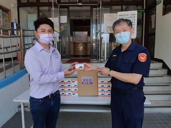 新北市议员廖宜琨今分别到树林、土城、三峡等分局赠送血氧机，盼给予员警支持。（树林分局提供）