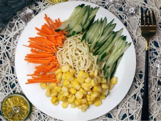 炎炎夏日，「简单饮食冰品」推出手工凉麵。图／业者提供