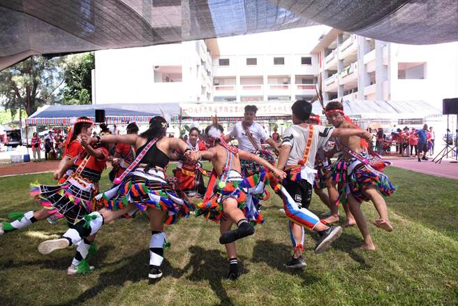 疫情未歇，花莲县光復乡、丰滨乡和花莲市多个原民部落相继宣布停办丰年祭。图为去年花莲市部落举办丰年祭盛况。（花莲市公所提供／王志伟花莲传真）