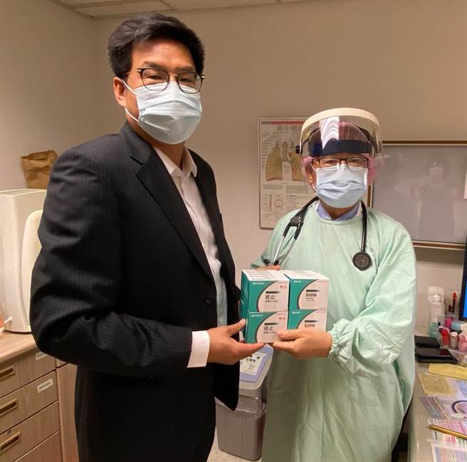 （友華捐贈新光醫院祛痰藥，由副院長高尚志(右)代表接受。圖／業者提供）
